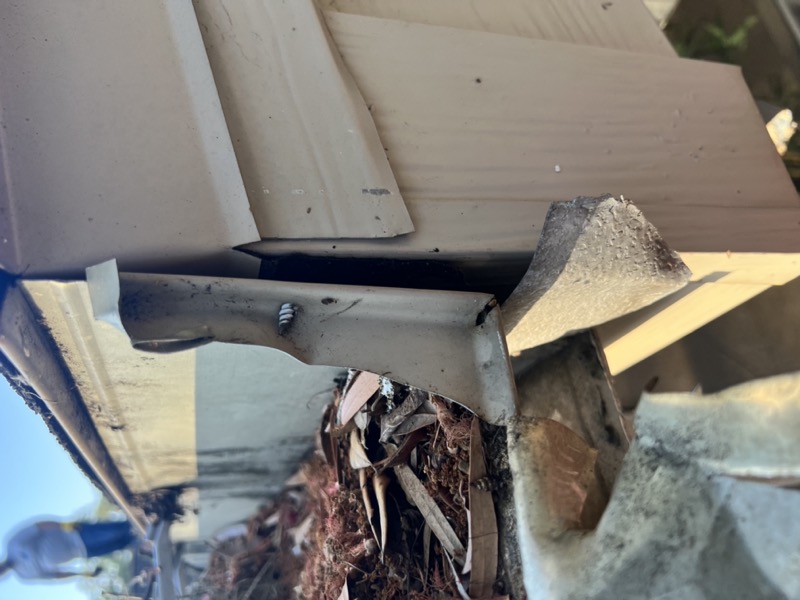 Seamless aluminum gutter install Lakeland